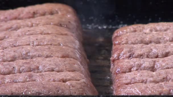 Minced beef kebabs — Stock Video