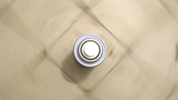 Розпилювальна пляшка на плитці - обертання камери — стокове відео