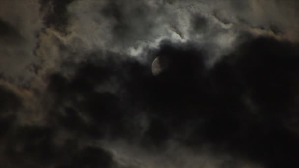 Pleine lune avec des nuages clairs passant par 