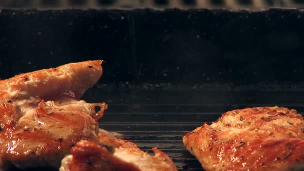 Friggere il filetto di pollo su una padella ! — Video Stock