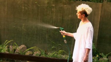 genç, sarışın kadın Bahçe Sulama