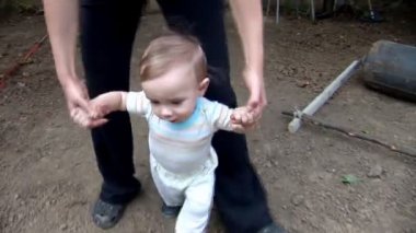 bebek çocuk yürümeyi öğrenme