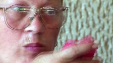 kadın kıdemli yeme yakın çekim