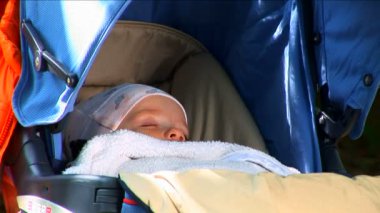 açık havada uyuyan bebek