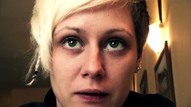 sarışın bir kadın yüzleri ve palyaçoluk yapıyor