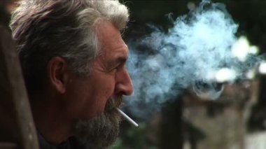yaşlı adam Sigara