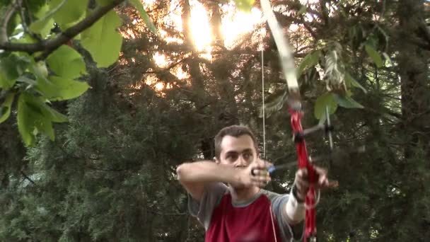 Jeune homme tirant avec l'arc et les flèches — Video