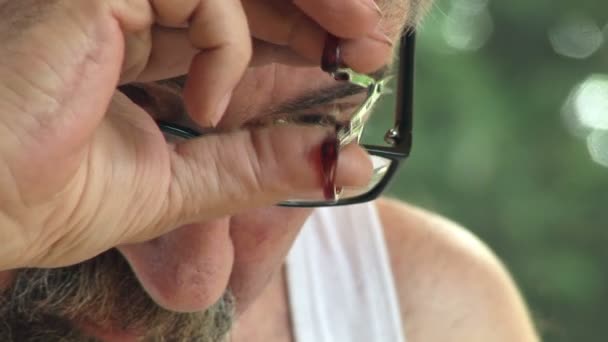 Hombre barbudo mayor recortando sus cejas y cabello con pequeñas tijeras — Vídeos de Stock