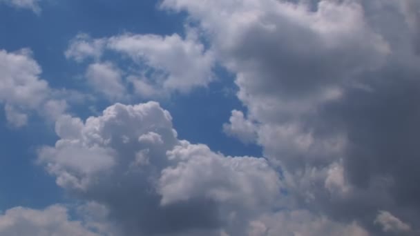 Saubere und schöne Wolken im Zeitraffer — Stockvideo