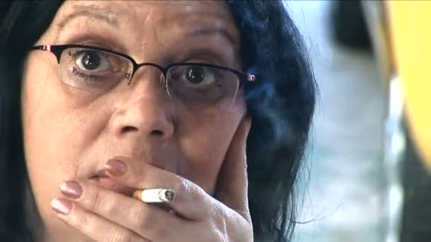 妇女吸烟 — 图库视频影像