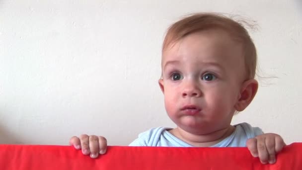 Babyjongen zijn hoofd rust — Stockvideo