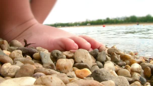 Genç çocuk ve nehir — Stok video