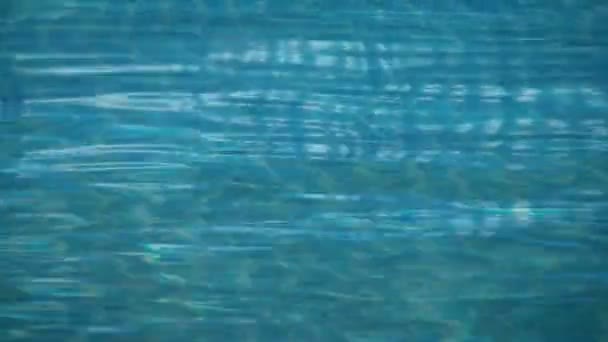 Zeitlupenwellen im Pool — Stockvideo