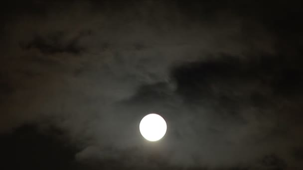 Pleine lune avec des nuages clairs passant par — Video