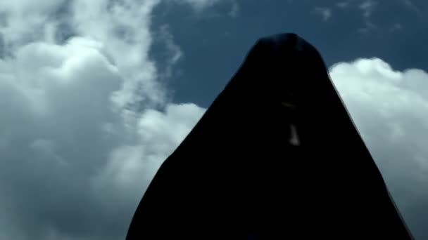 Внешний вид человека в капюшоне в черном халате — стоковое видео