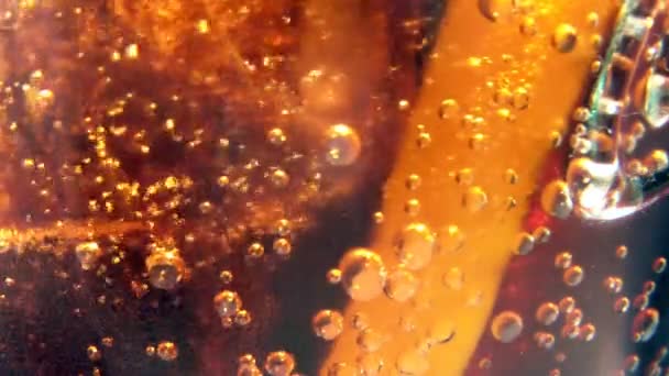 Glass filled with soda, ice and lemon — Stock Video