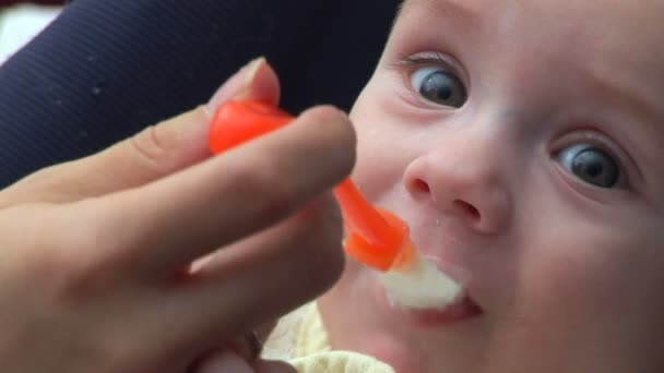 Baby eten en glimlachen — Stockvideo