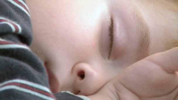 Vier-jarige jongen slapen — Stockvideo