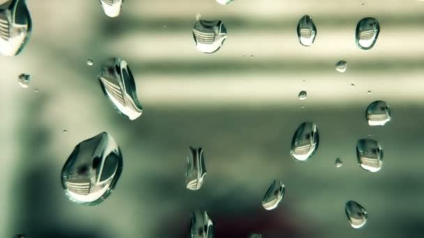 Σταγόνες βροχής συρόμενη κάτω από το γυαλί παράθυρο — Αρχείο Βίντεο