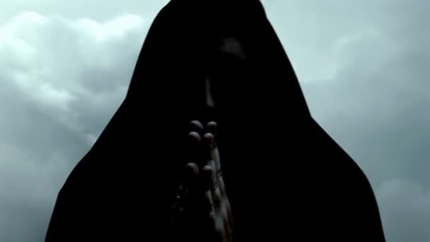 Vzhled s kapucí muž v černém rouchu — Stock video