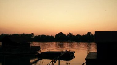 nehir sava Pontonlar ve Dock üzerinden alacakaranlıkta