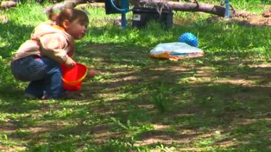 Parkta oynayan küçük kız.