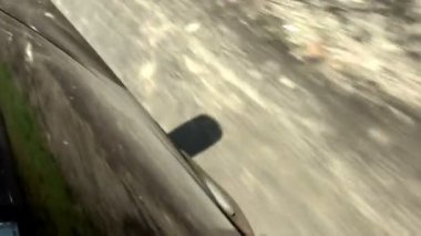Yolda araba sürüyorum.