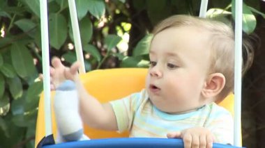 açık havada sallanan küçük bebeğim
