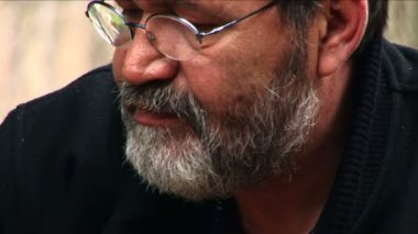 üst düzey sakallı adam gözlüklü yeme