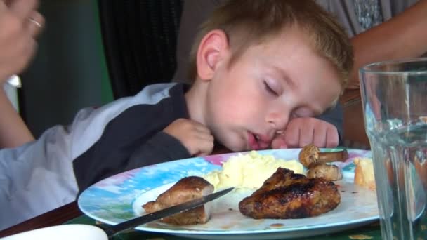 Enfant dormant à la table du déjeuner — Video