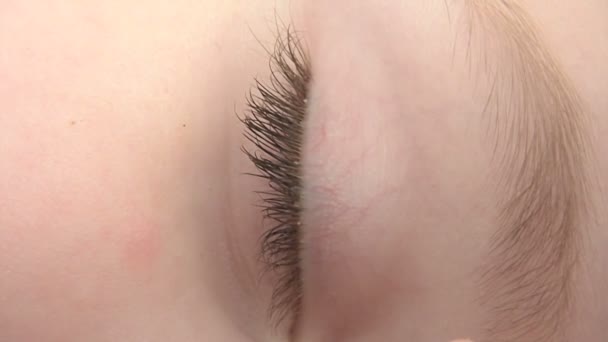 Garçon de quatre ans qui dort - macro d'un œil 