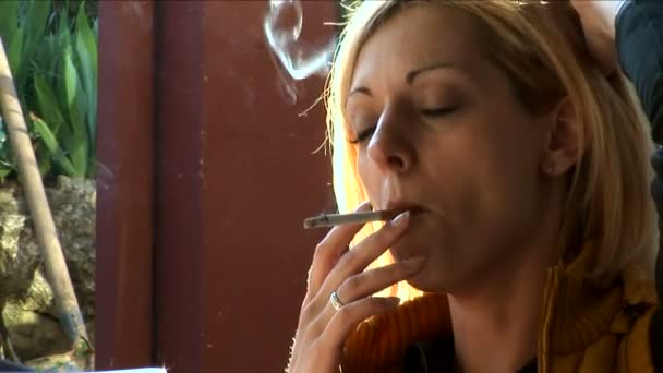 Ung, vacker flicka röka och prata närbild — Stockvideo