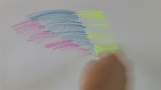 Tekening met houten kleur pennen — Stockvideo