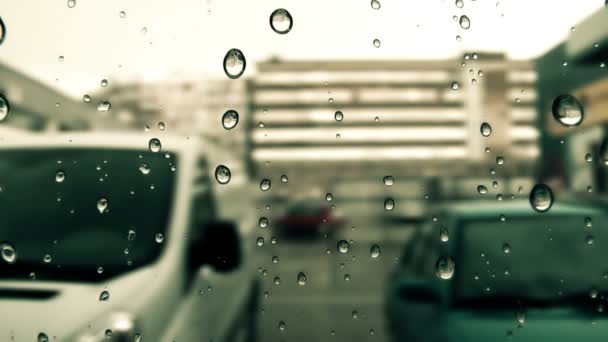 Gotas de lluvia deslizándose por el cristal de la ventana — Vídeos de Stock