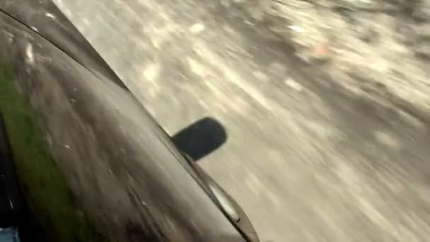 Conduire une voiture sur la route — Video