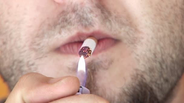 Éclairage d'une cigarette gros plan pointu comme l'enfer — Video