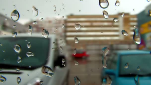 Kapky deště sjíždění okenní sklo — Stock video
