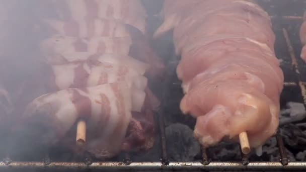 Barbecue gekookt buitenshuis, close-up — Stockvideo