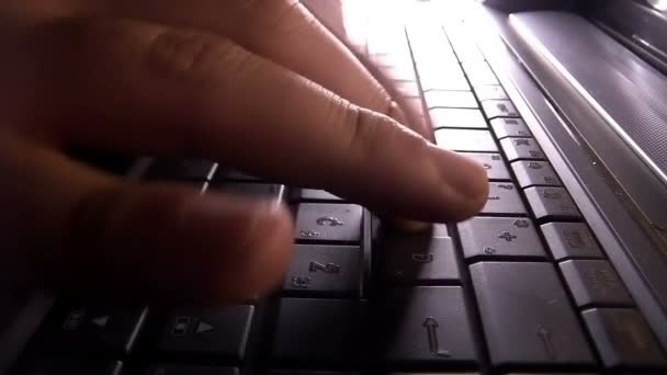 Странно освещенная сцена - печатание на компьютере, клавиатуре ноутбука — стоковое видео