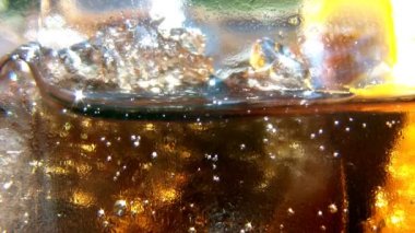 bardak soda, buz ve limon ile dolu