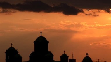 Kilise ve Belgrad'da günbatımı, kuşlar