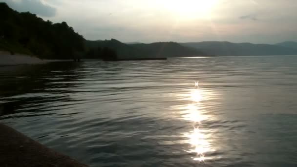 Puesta de sol sobre el río Danubio en Serbia — Vídeos de Stock