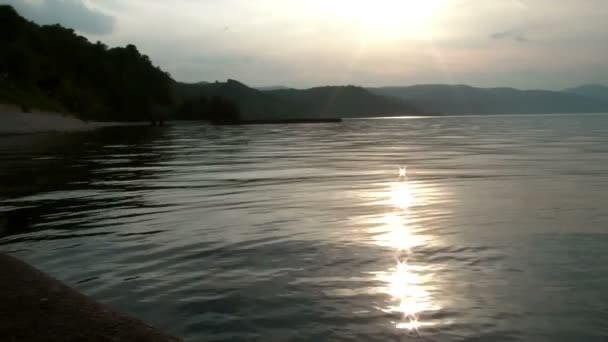 Zonsondergang over de rivier Donau in Servië — Stockvideo