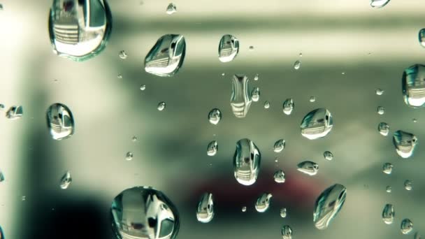 Gotas de lluvia deslizándose por el cristal de la ventana — Vídeos de Stock