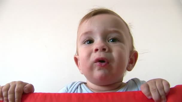 Babyjongen een beetje boos — Stockvideo