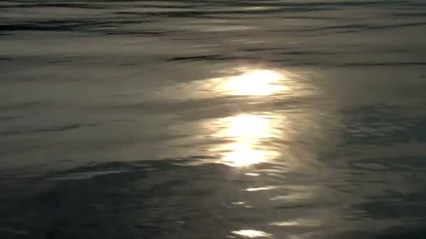 Zonsondergang reflectie op het oppervlak — Stockvideo