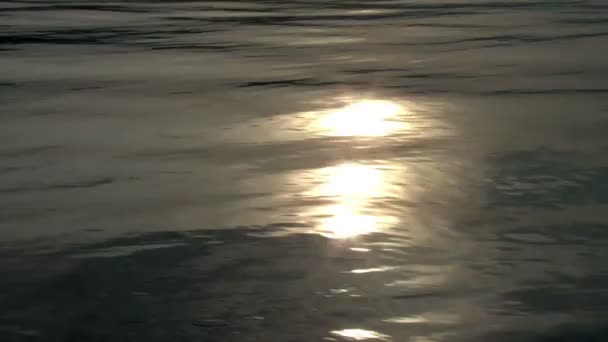 Réflexion du coucher du soleil sur la surface 