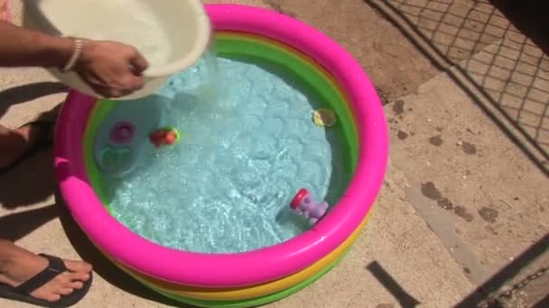 Derramando água morna na piscina . — Vídeo de Stock