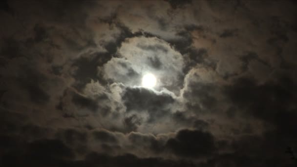El lapso de tiempo de una luna llena con nubes — Vídeos de Stock