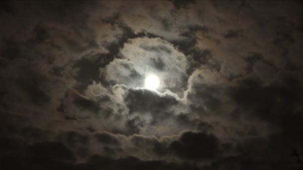 Temps écoulé d'une pleine lune avec des nuages 